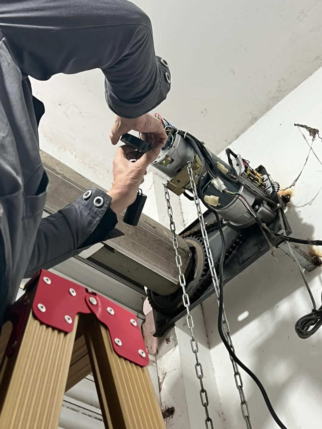 ?12元vs800元！卷帘门维修大冤种避雷指南