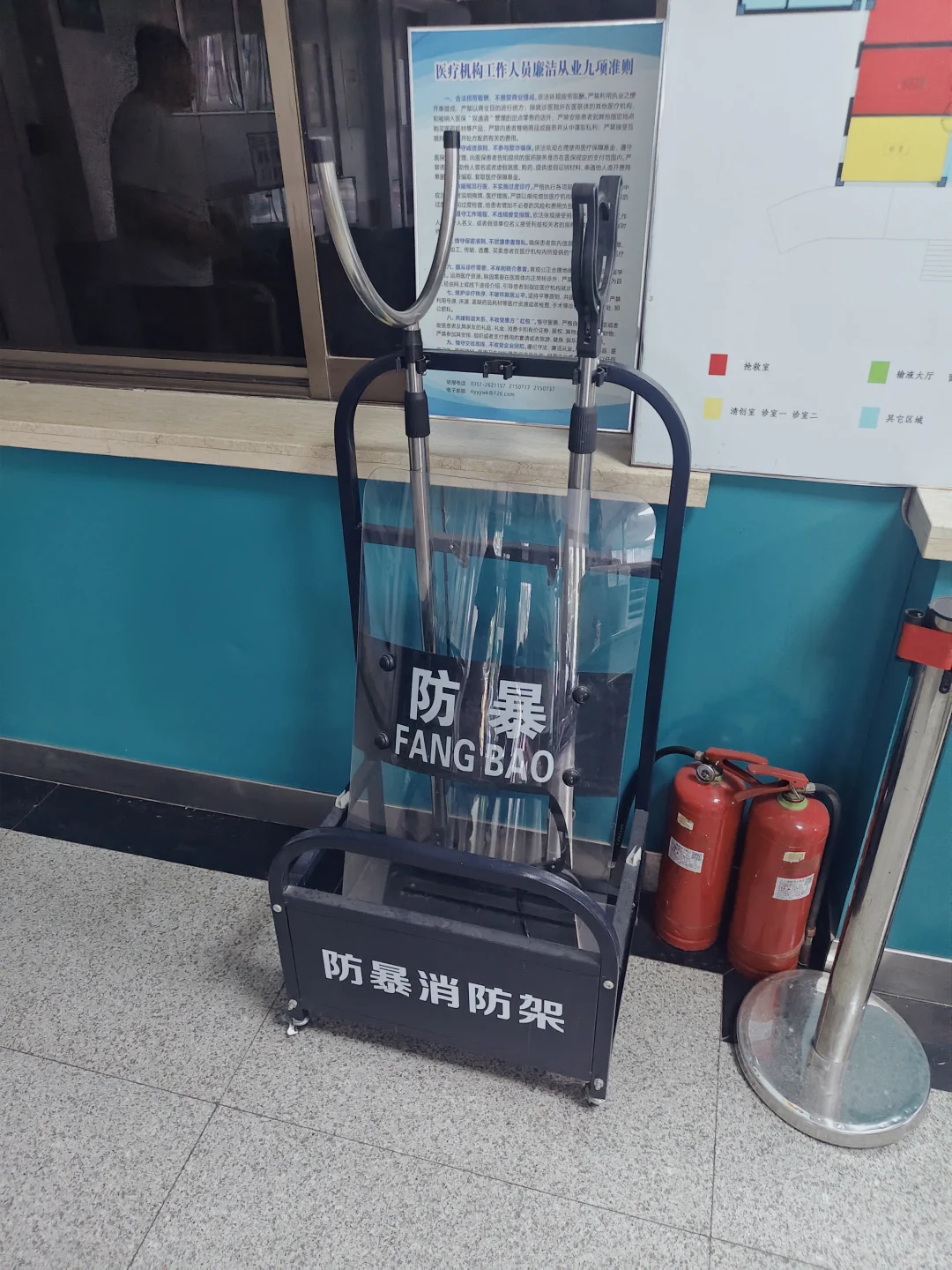 急诊门口防爆架