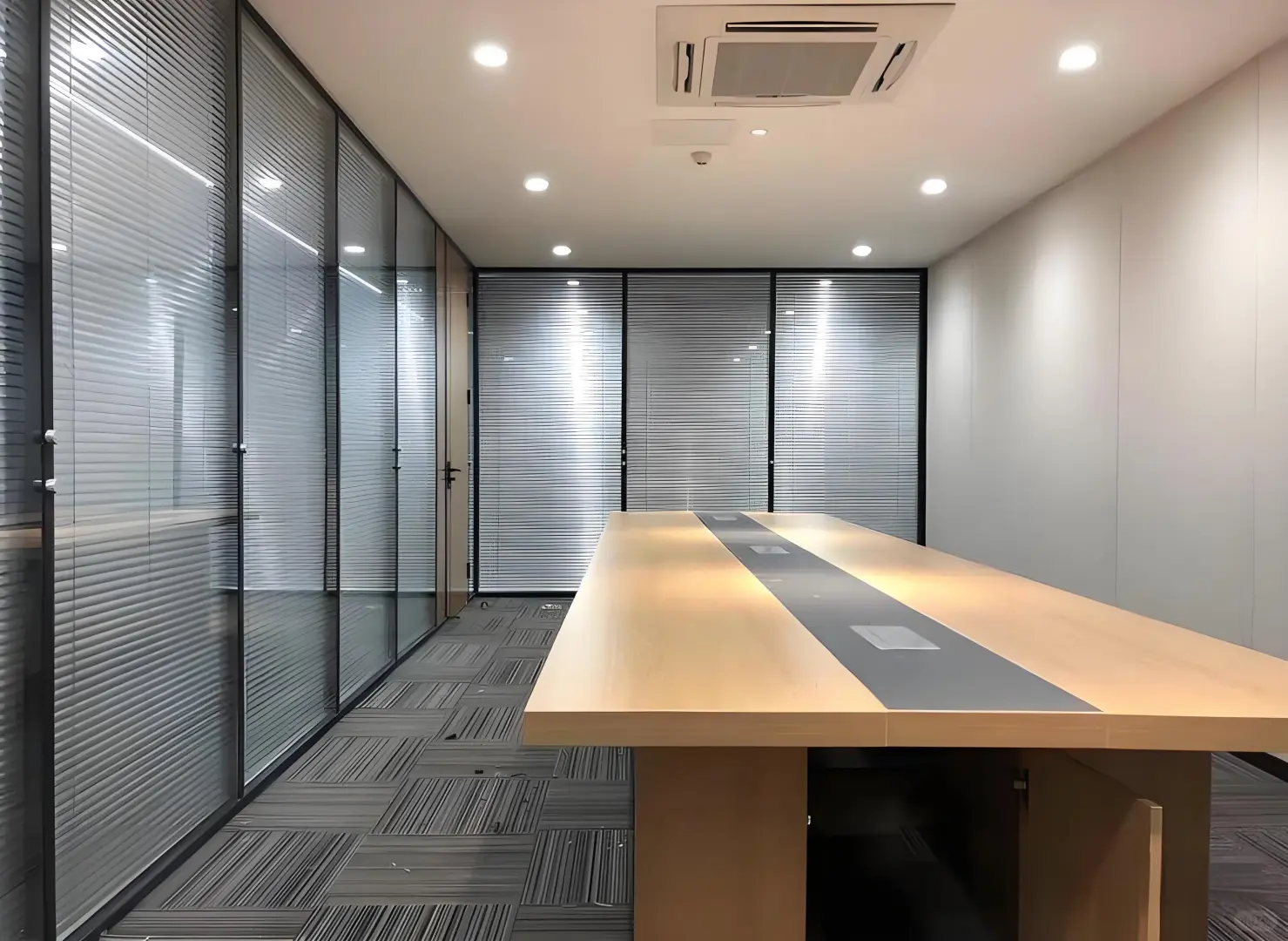 小空间逆袭！通透感办公室玻璃隔断经验分享