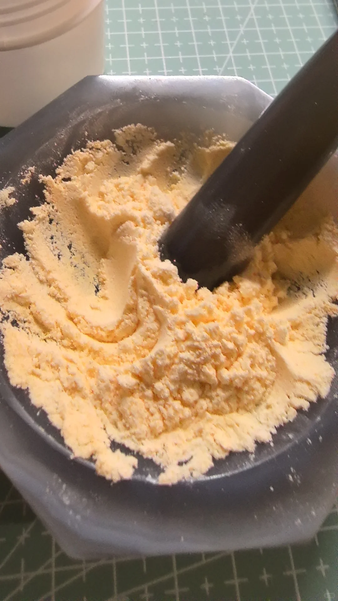 用实验室器材给蛙蛙?磨维生素 b 族