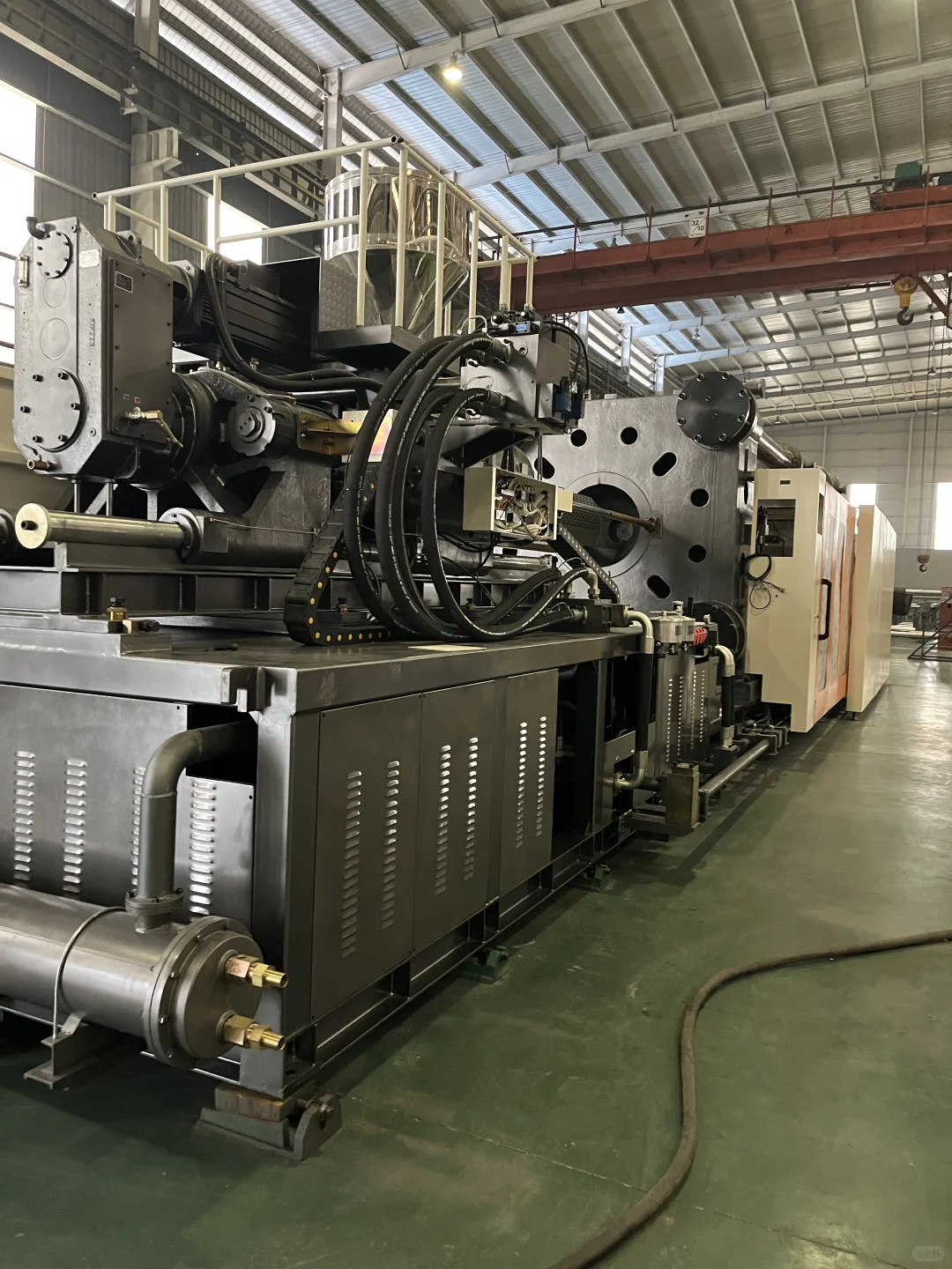 陪俄罗斯客户参观注塑机工厂