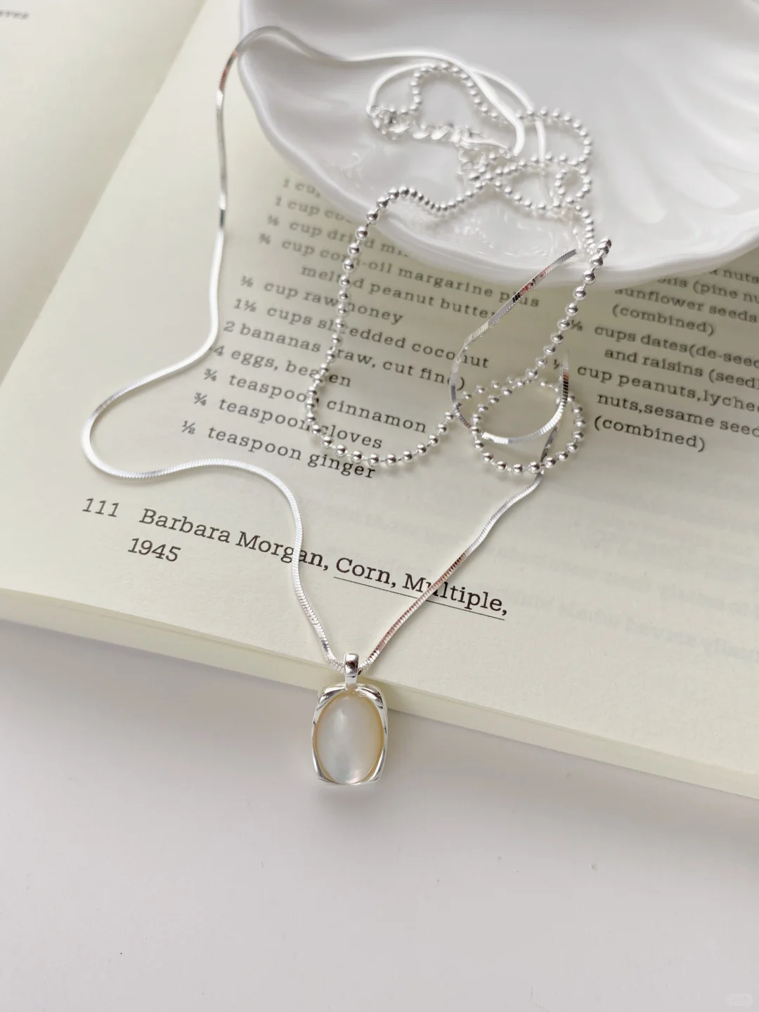 银饰平铺ins氛围感拍摄?