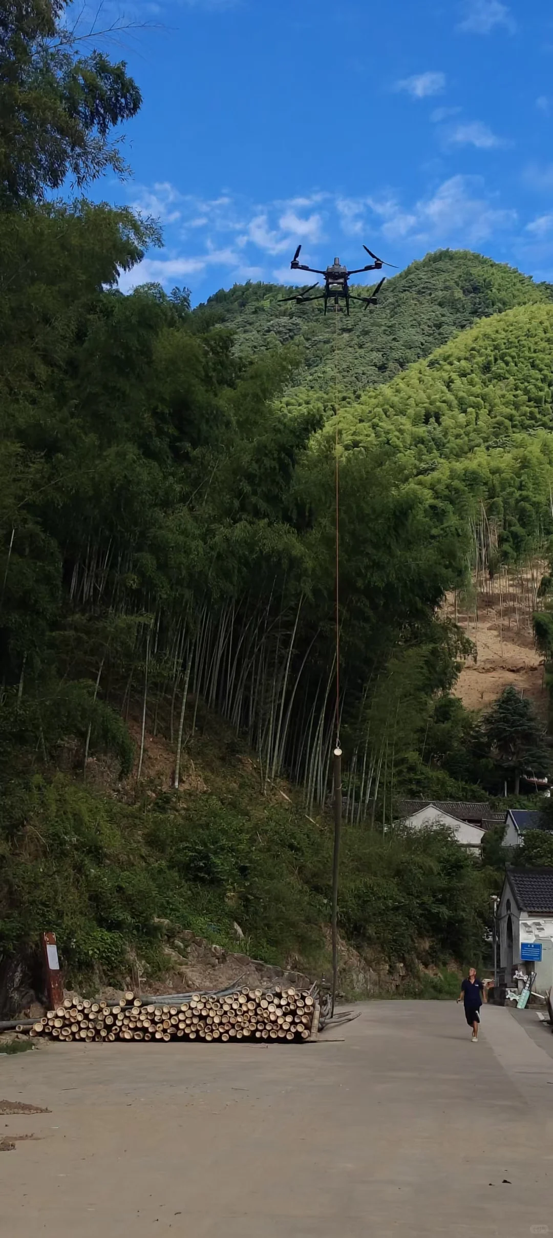 无人机运竹子