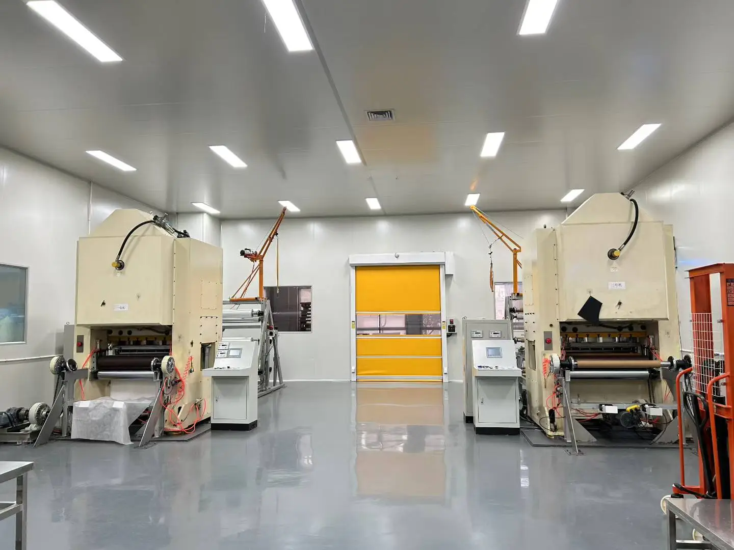 两台 160 吨龙门高速冲床在位