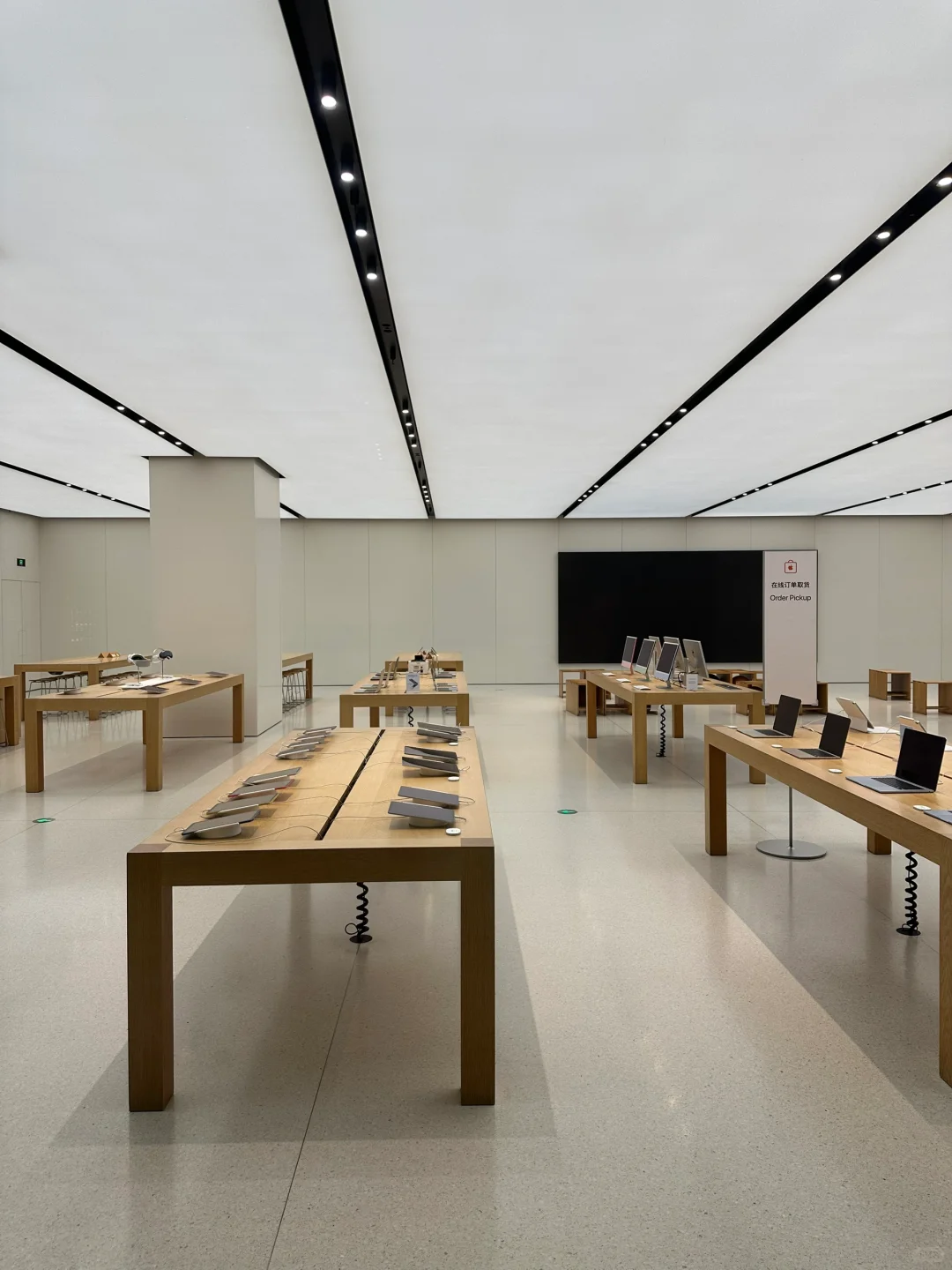 透过300万一块玻璃看闭店后的Apple Store