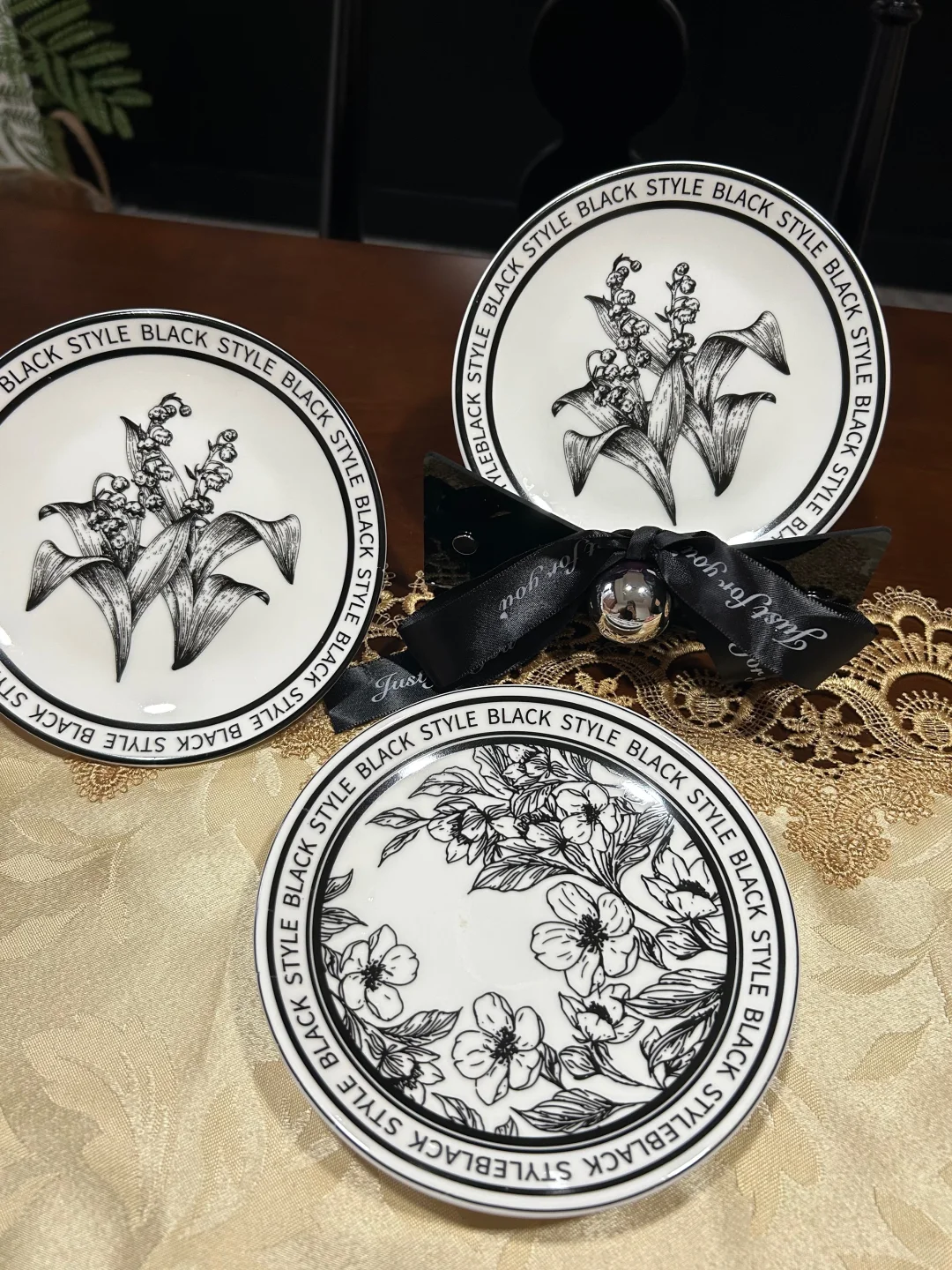 陶瓷黑白骨碟，有喜欢的花朵点缀着?