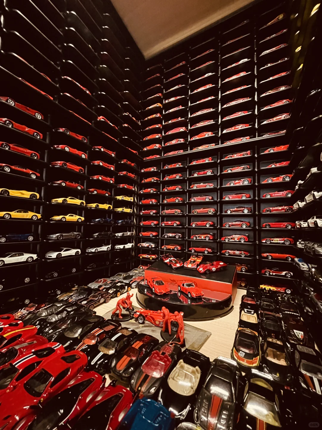 已经塞不下更多法拉利了，最终形态拍照留念