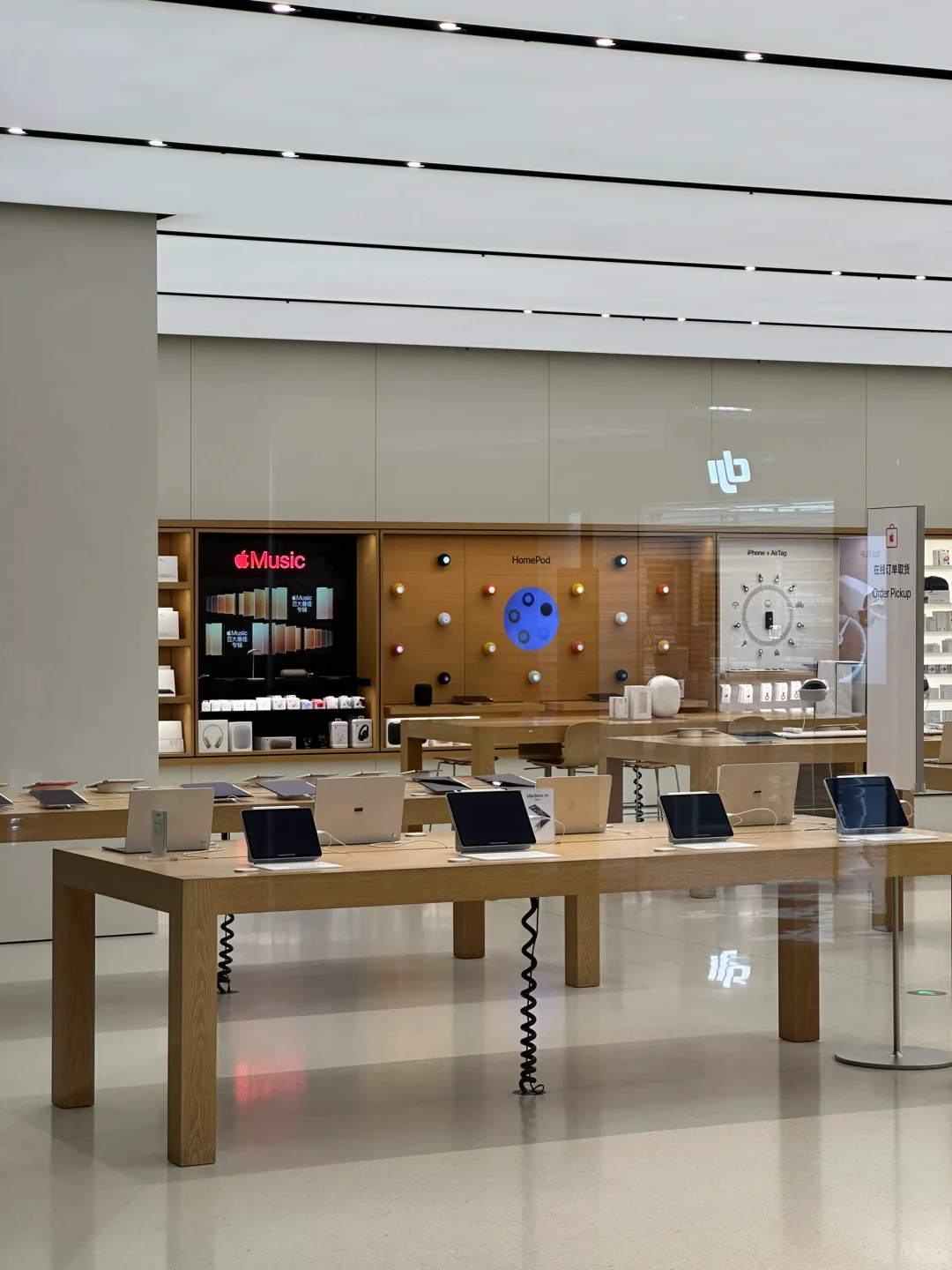 透过300万一块玻璃看闭店后的Apple Store