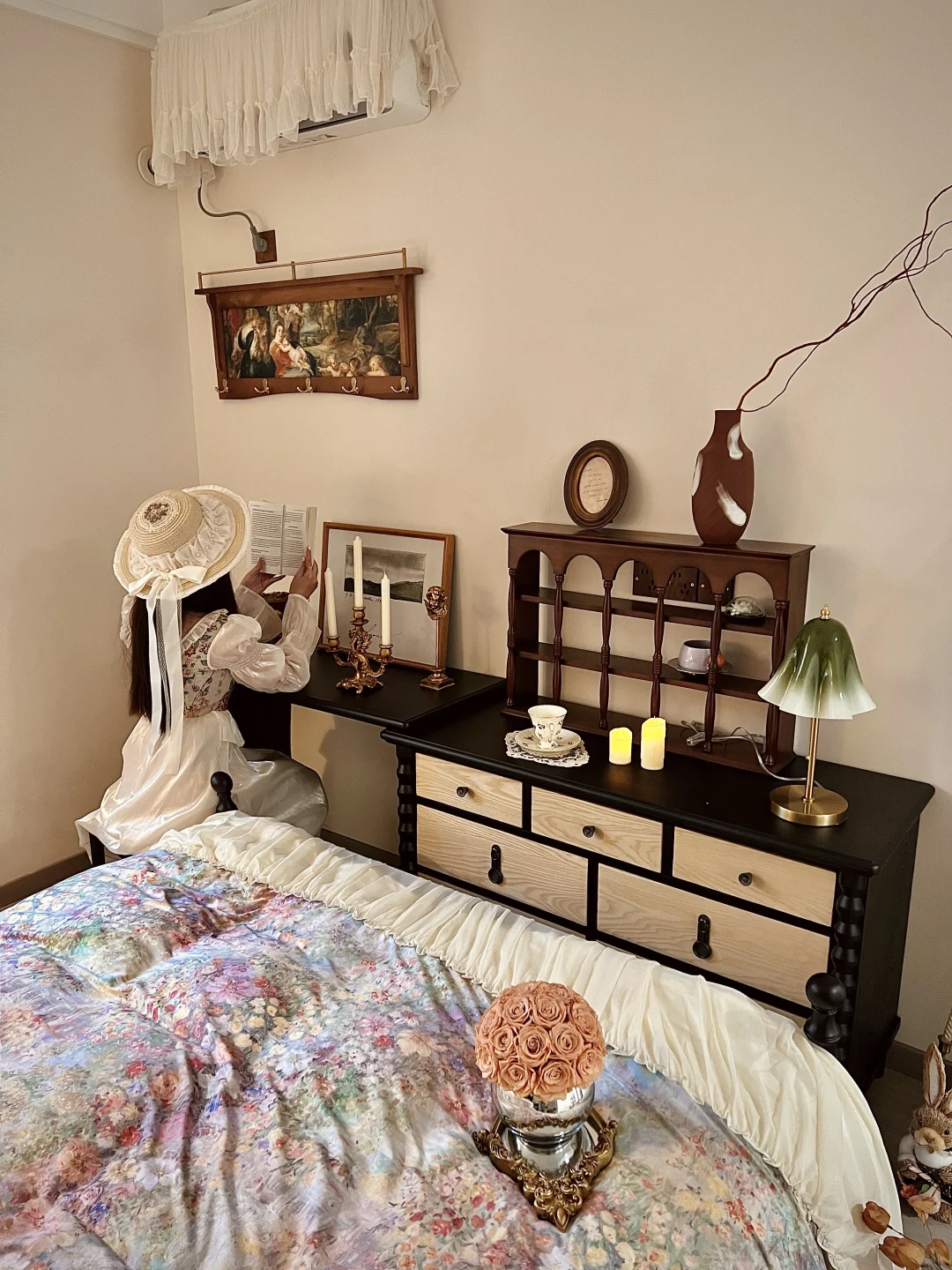 ?巴掌大的床尾空间，这样布置美貌又实用