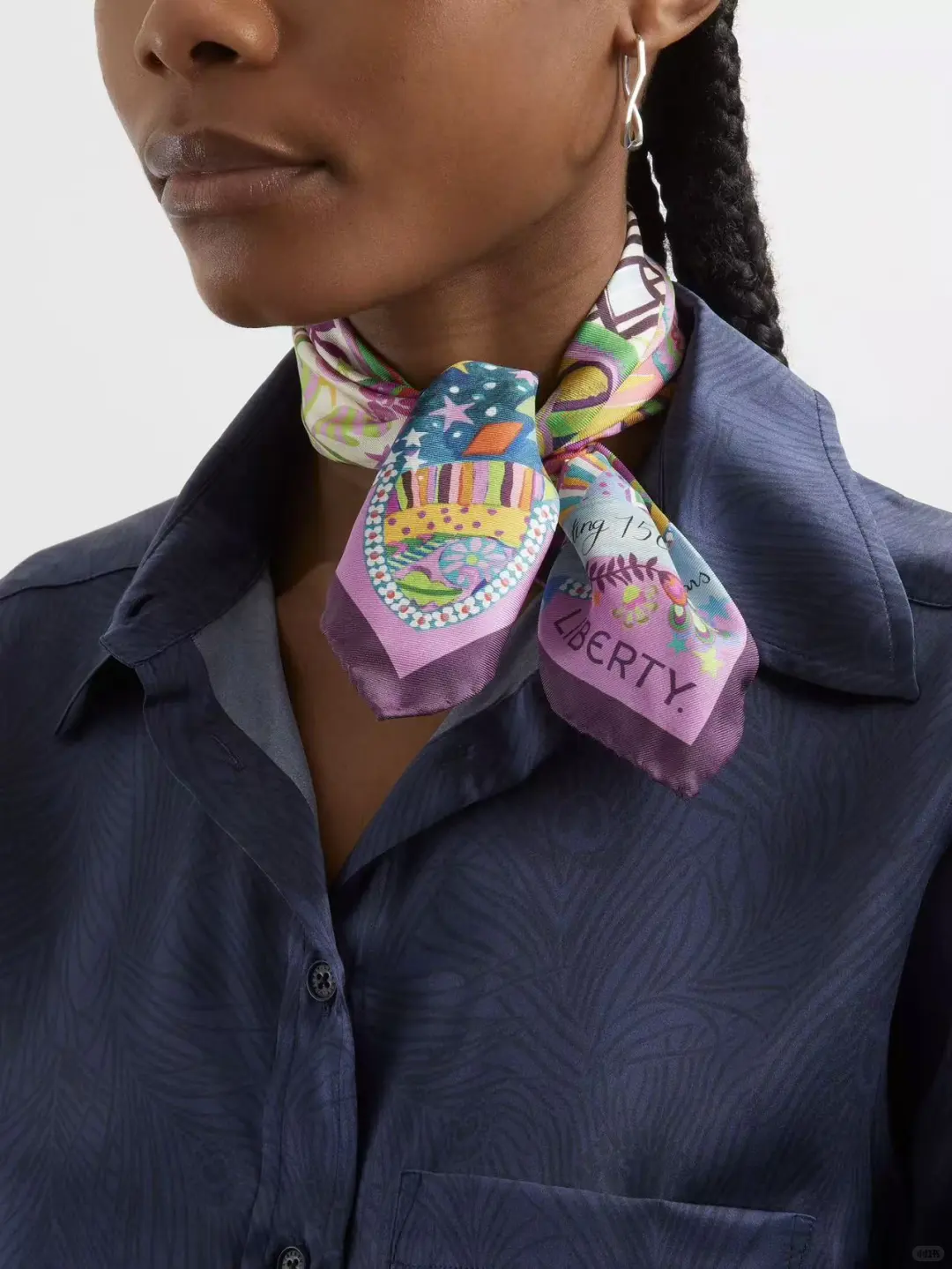 伦敦百年织物品牌公开的丝巾妙用?