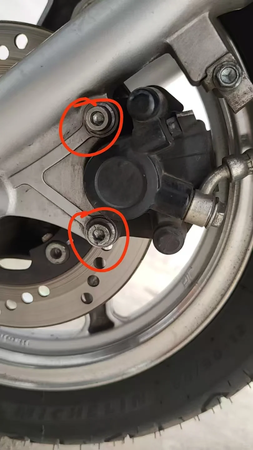 摩托车卡钳螺丝拆不下来