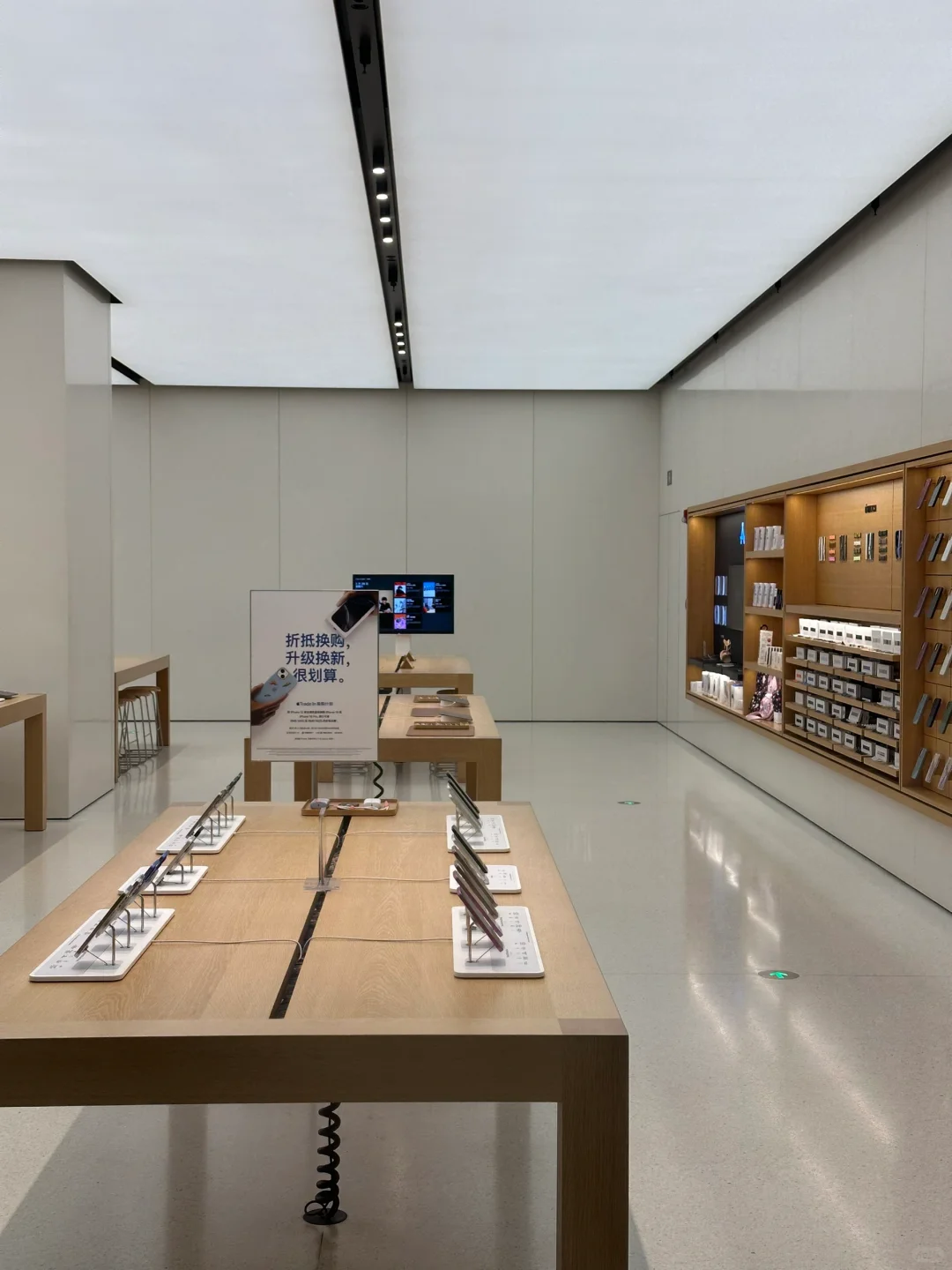 透过300万一块玻璃看闭店后的Apple Store