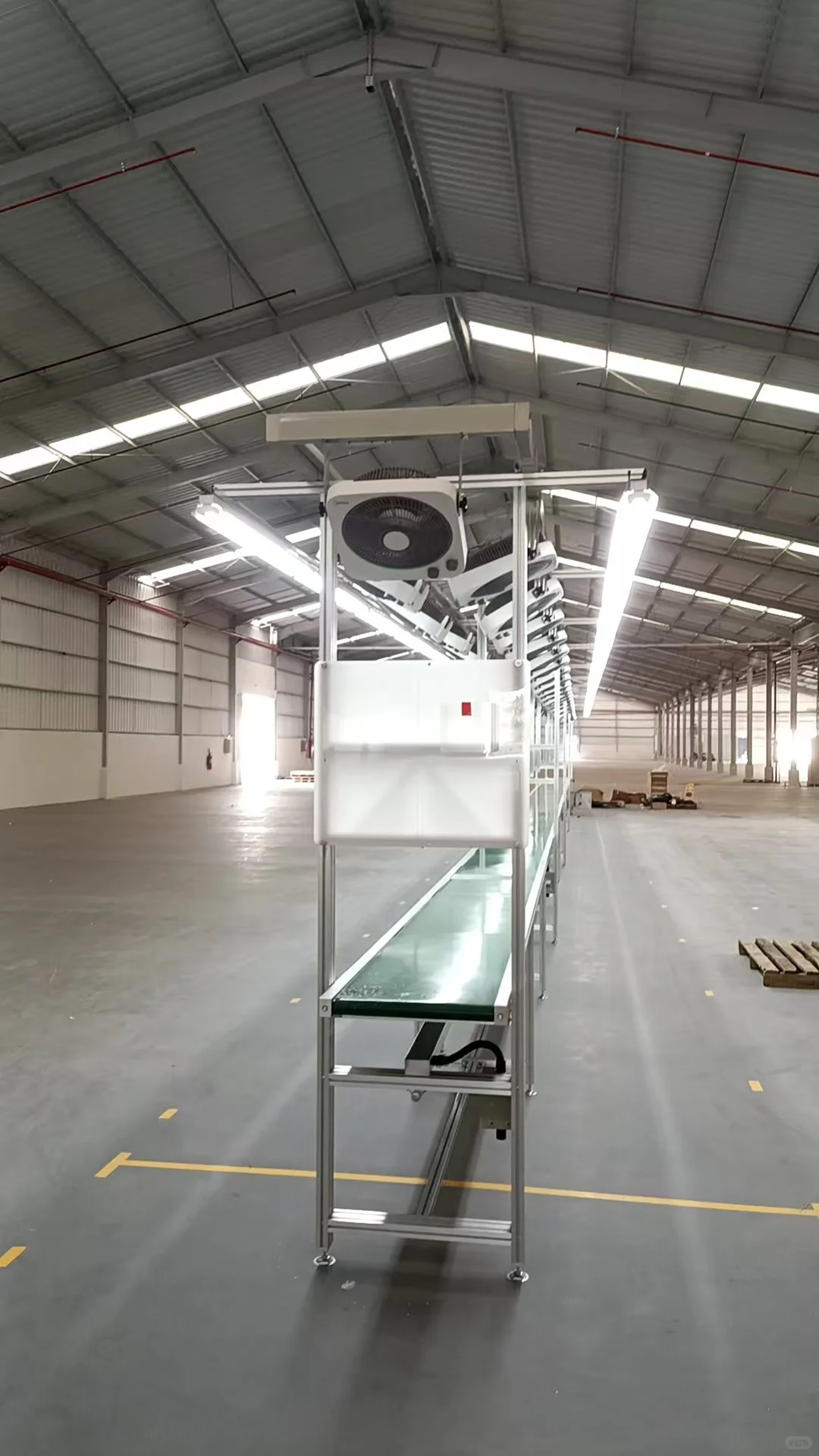 电子厂装配生产流水线设备，带风扇生产线。