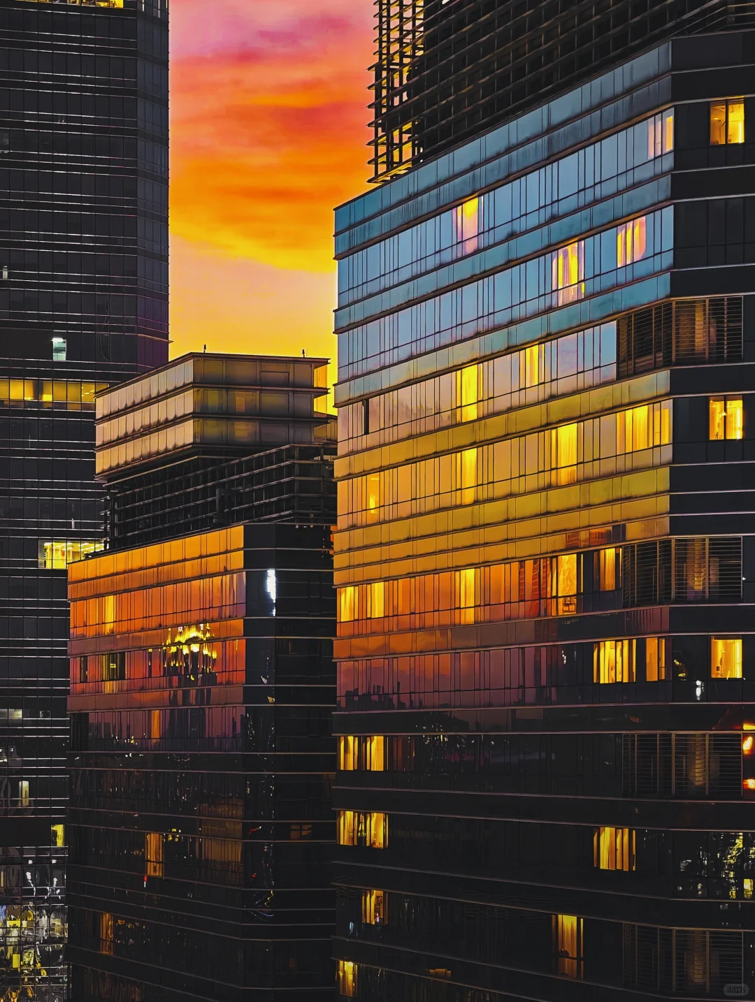 玻璃幕墙上的晚霞?让人沉醉其中