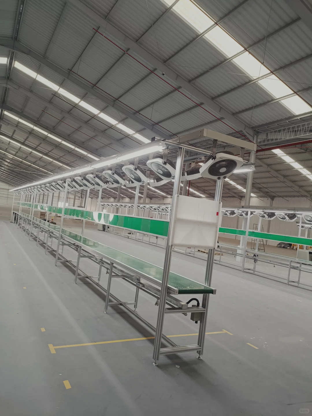 电子厂装配生产流水线设备，带风扇生产线。