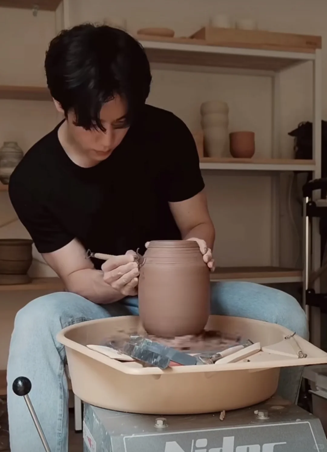 此时，一位陶艺专业学生发出尖锐爆鸣?