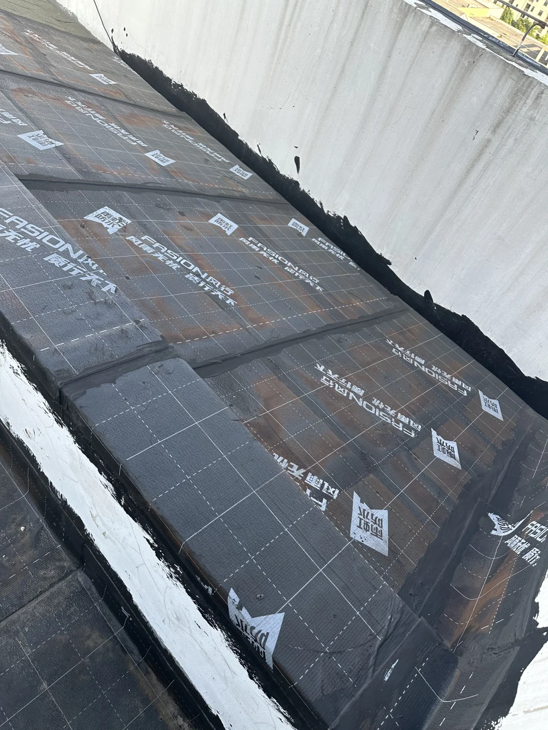 刚铺了几个月的卷材，什么原因?