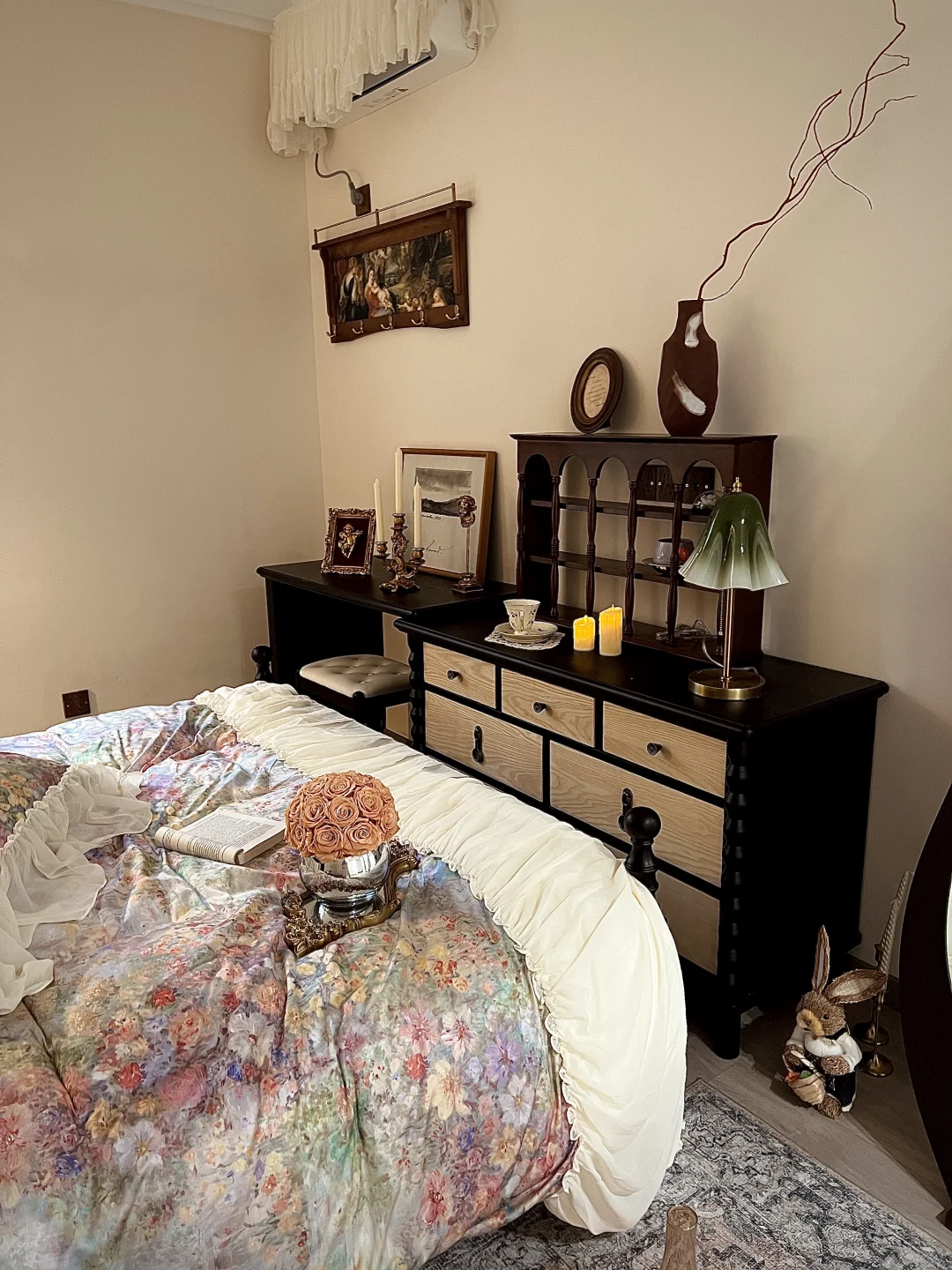 ?巴掌大的床尾空间，这样布置美貌又实用