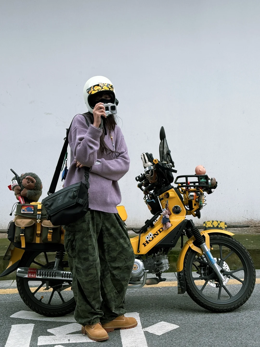 骑摩托女生穿搭好物，谁能拒绝白色运动相机！