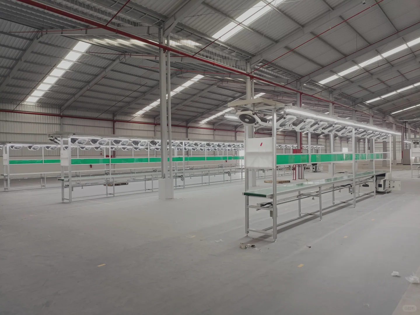 电子厂装配生产流水线设备，带风扇生产线。