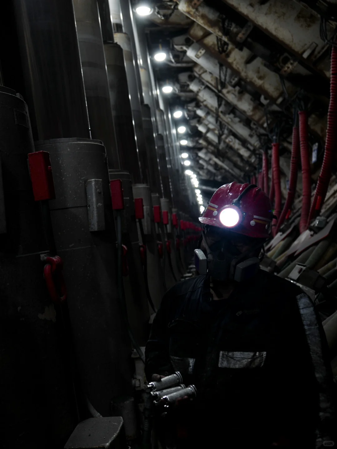 离开地表，井下200米