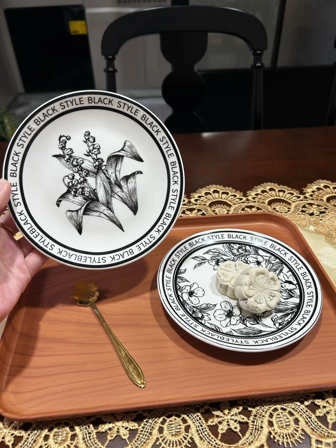 陶瓷黑白骨碟，有喜欢的花朵点缀着?