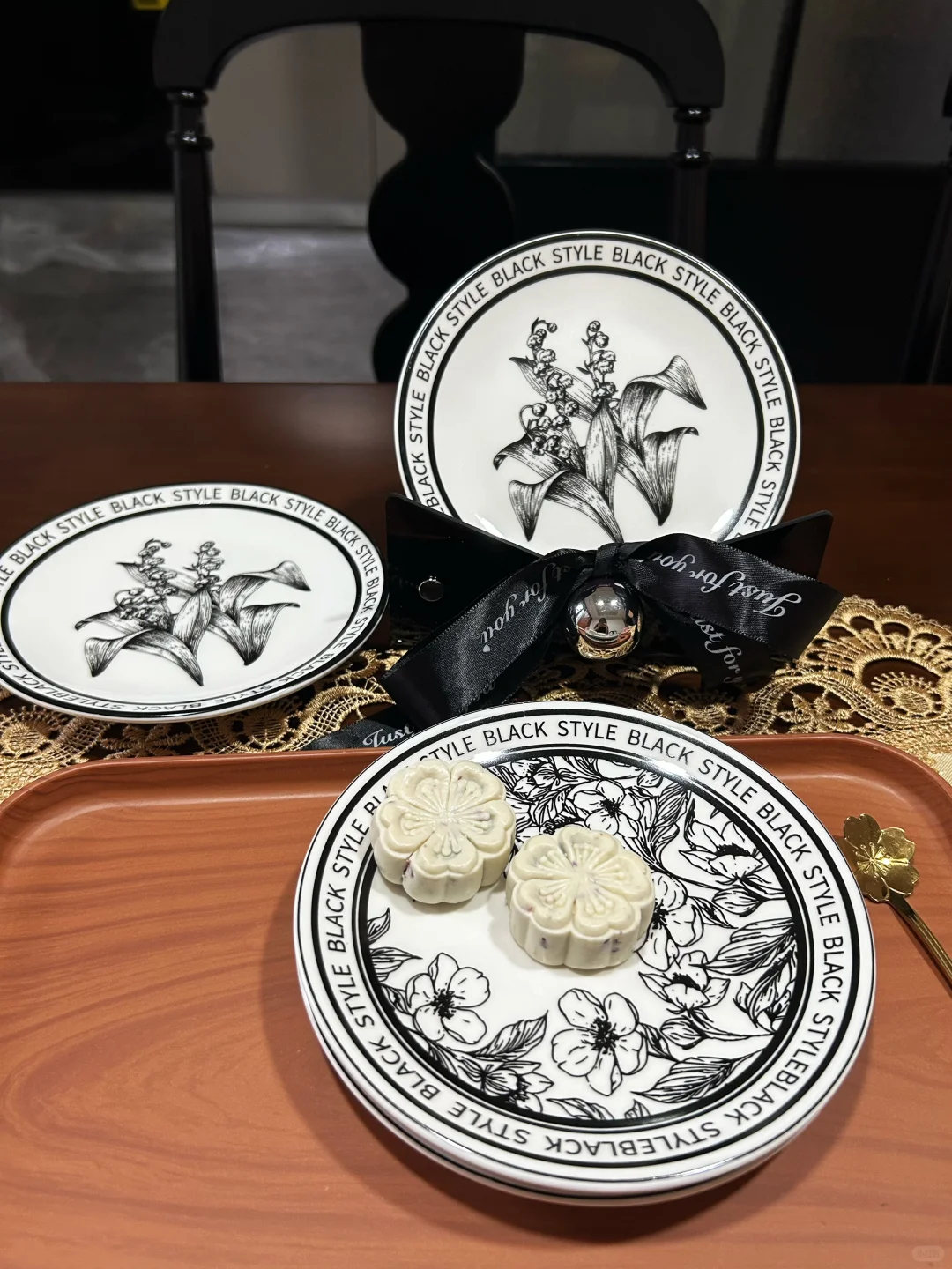 陶瓷黑白骨碟，有喜欢的花朵点缀着?