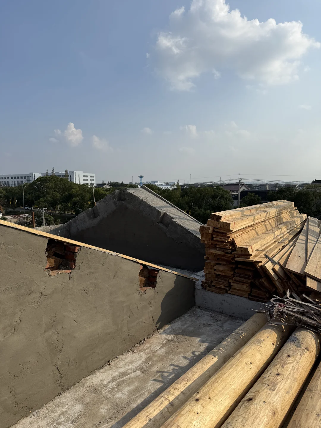 顶楼粉刷完毕～