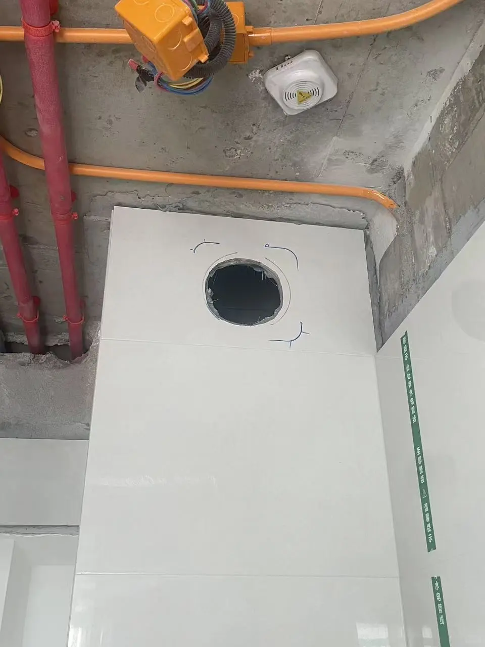 烟机早点定！厨房吊顶前先装止回阀，烟管。