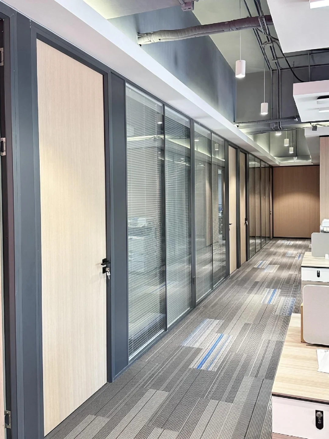 小空间逆袭！通透感办公室玻璃隔断经验分享