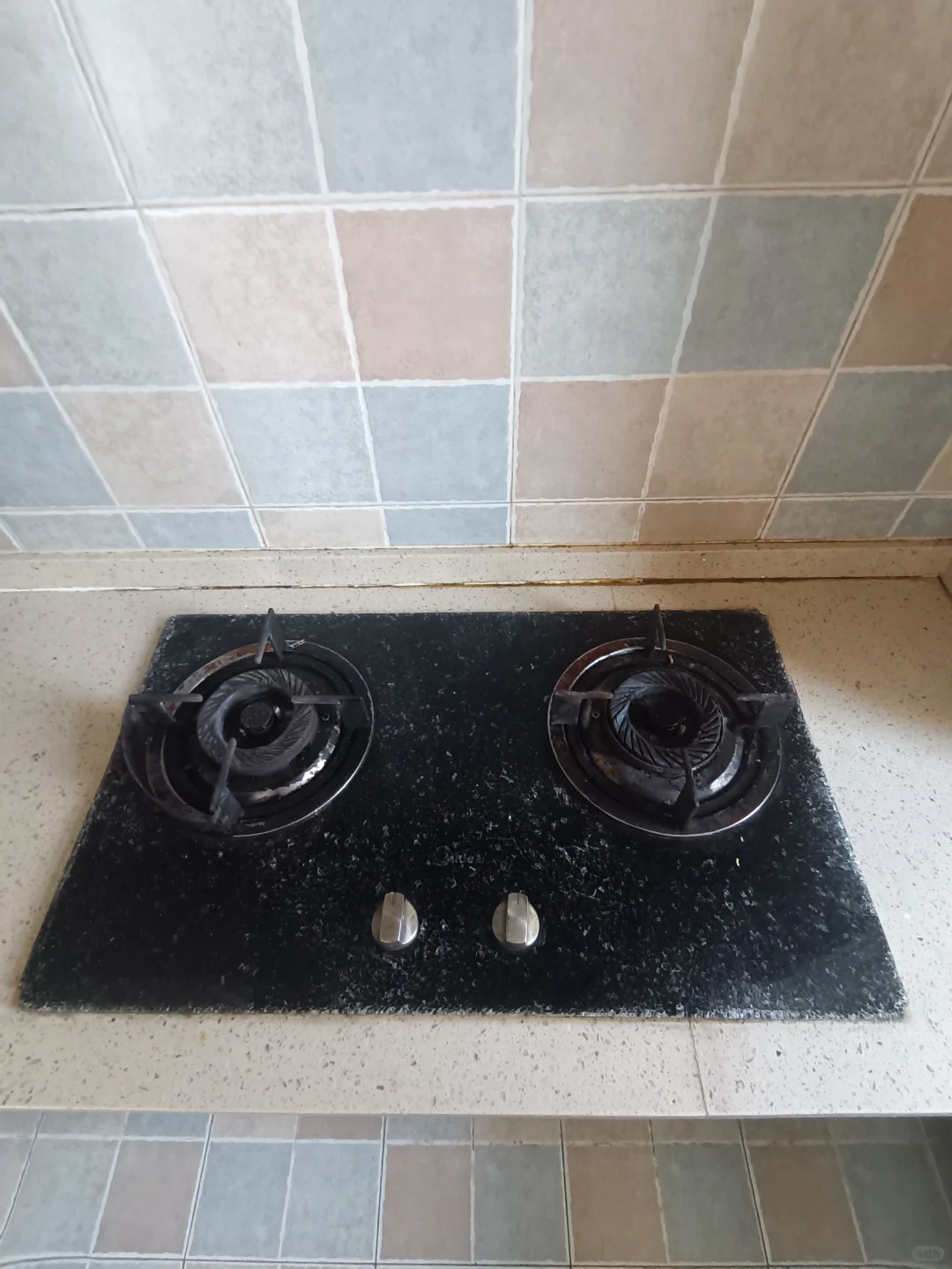 燃气灶玻璃台面爆炸,太吓人了!?