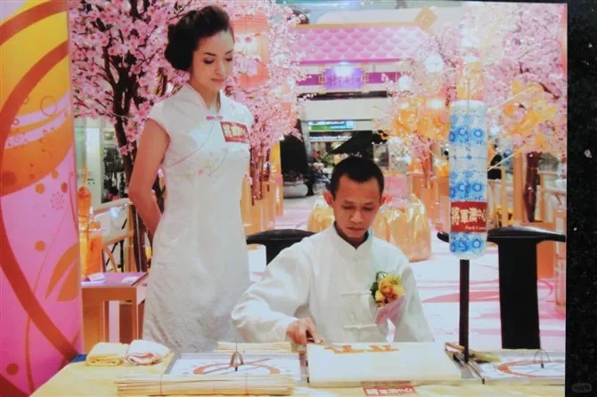 一勺一糖一世界,姑爹做糖画已有40余年了。