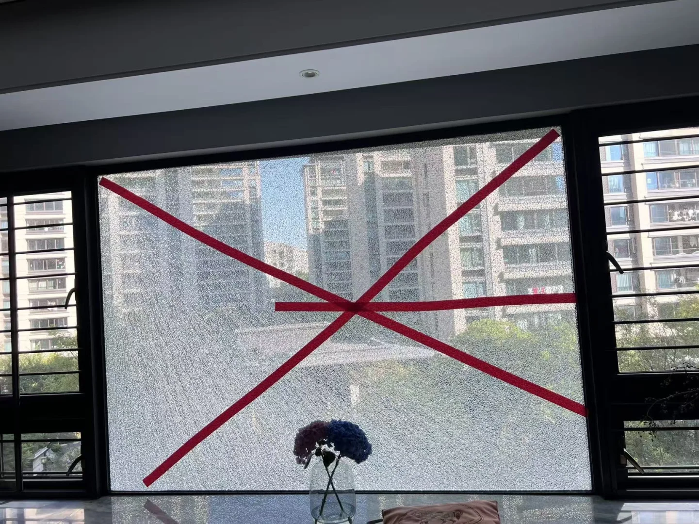 玻璃自爆了！！！