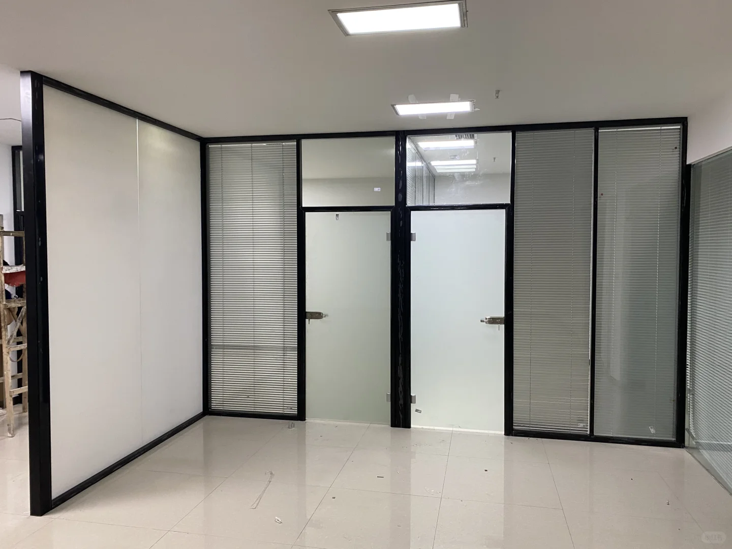 四川成都厂家直销办公室玻璃隔断墙