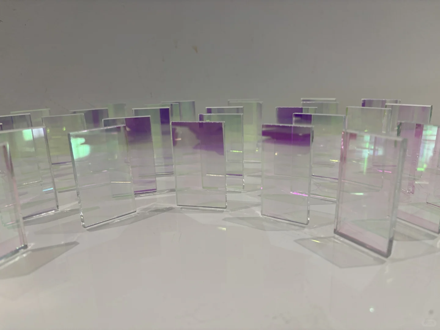 紫光下的玻璃会发光呀！！！