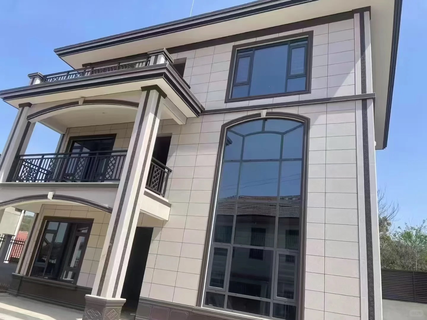 告别瓷砖脱落！陶瓷保温一体板，施工快省成本