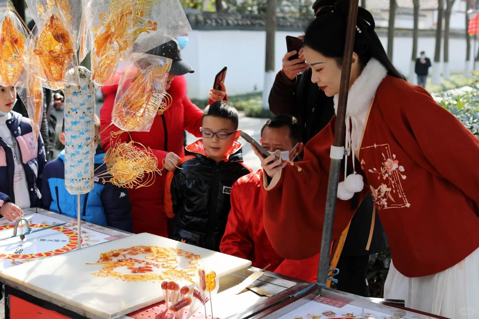 一勺一糖一世界,姑爹做糖画已有40余年了。