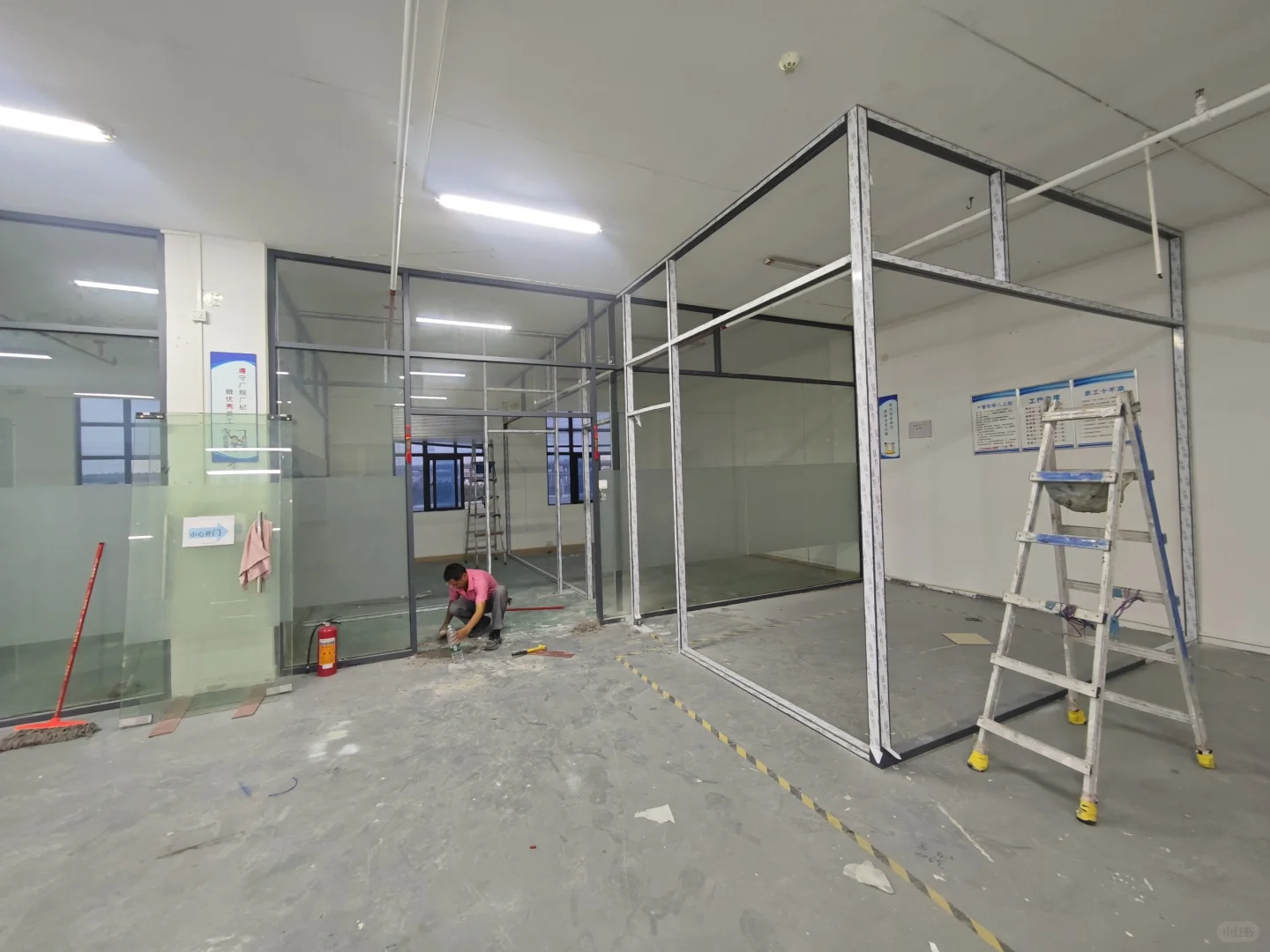 铝合金方通玻璃隔断