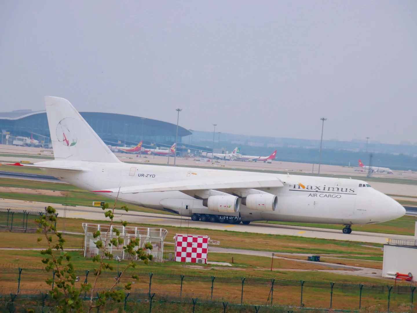 安124抵津运输联合国直升机