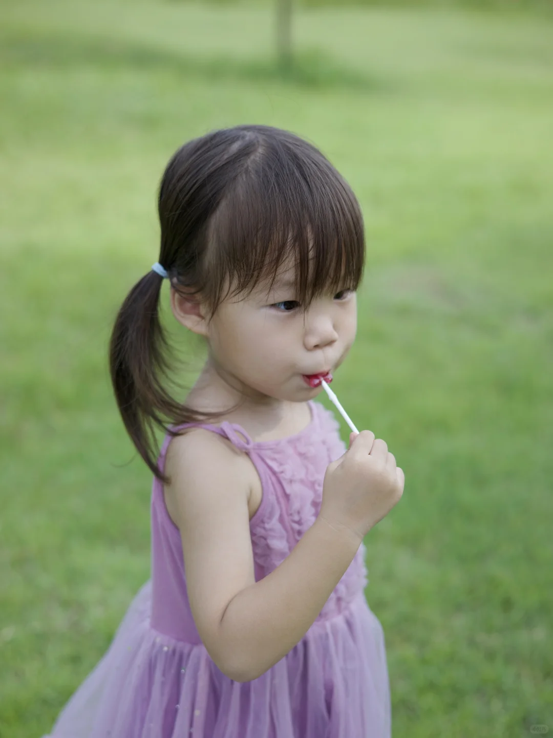 两岁娃的公园放电记,中途靠棒棒糖续了电