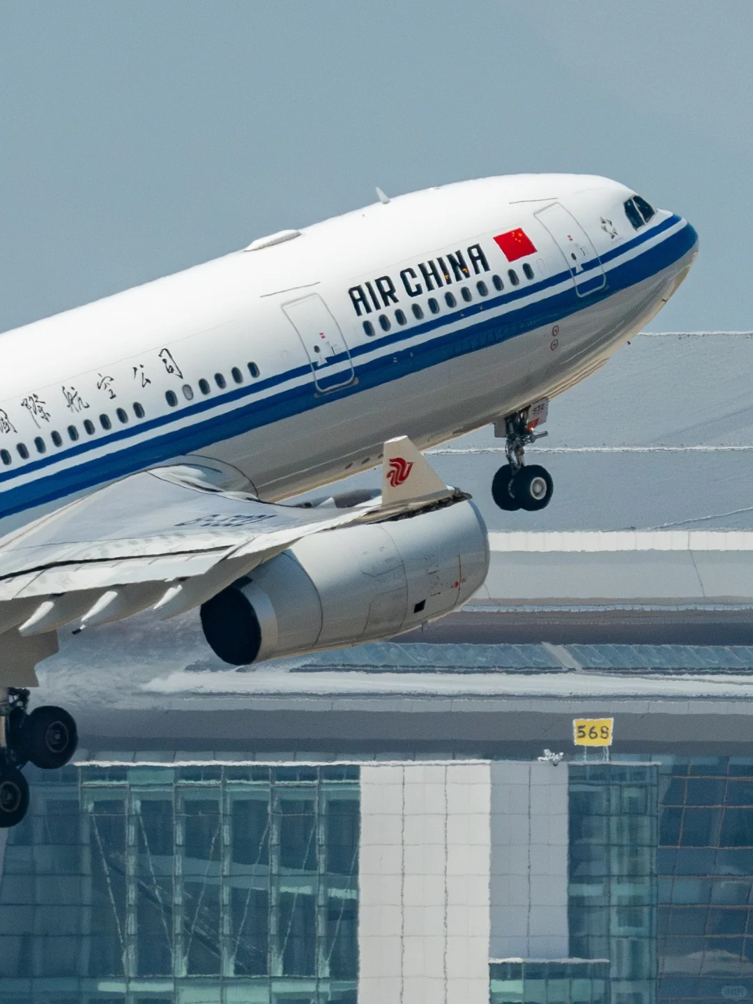 ??载旗332热浪中“融化”起飞