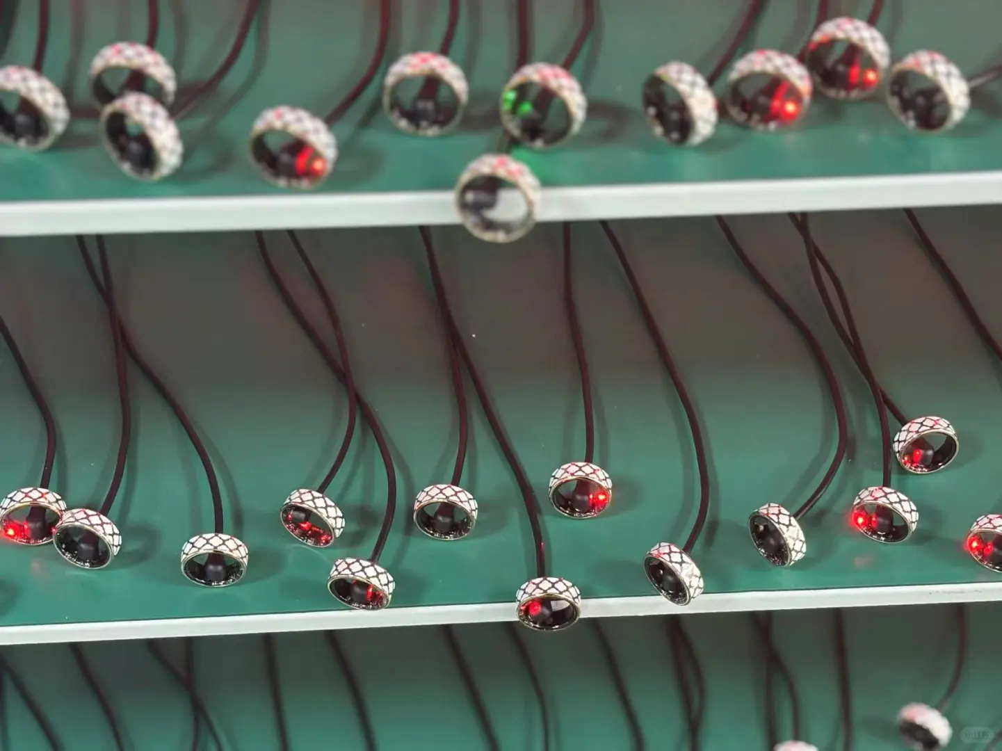 自家工厂制造智能戒指，车间随拍