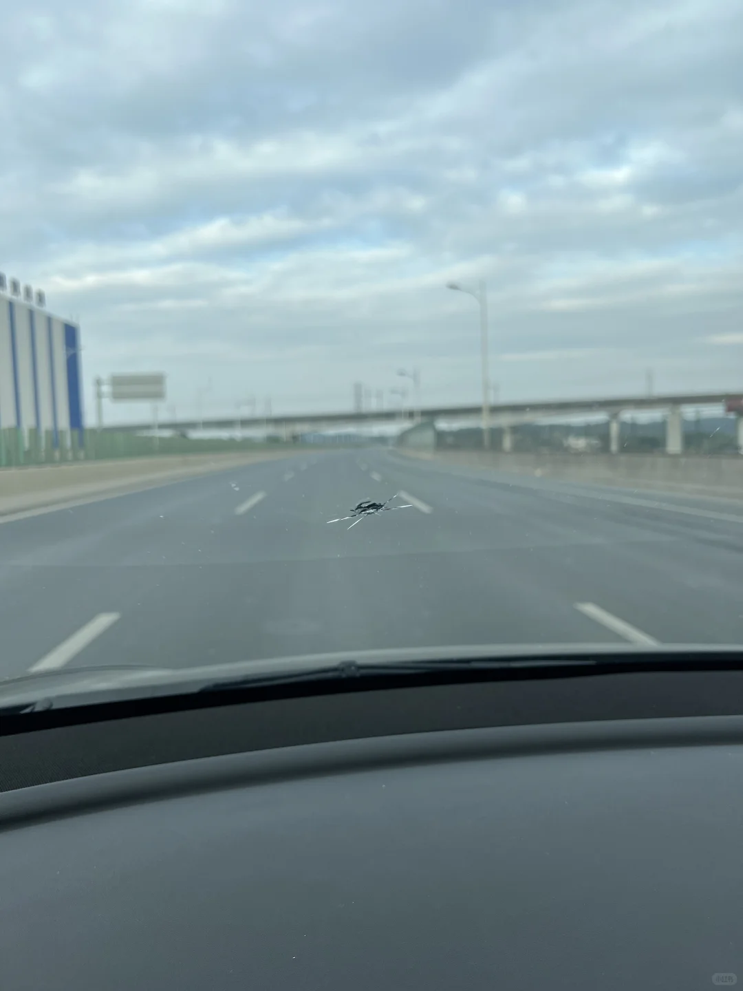 前挡玻璃爆裂该怎么办❕❕❕