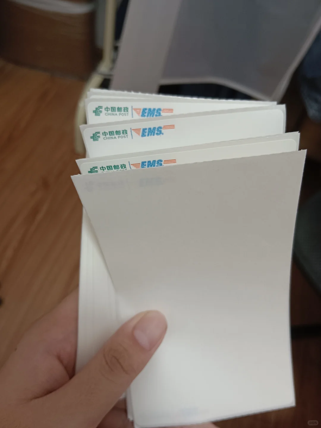 快递里被塞了一本中国邮政的打印贴纸