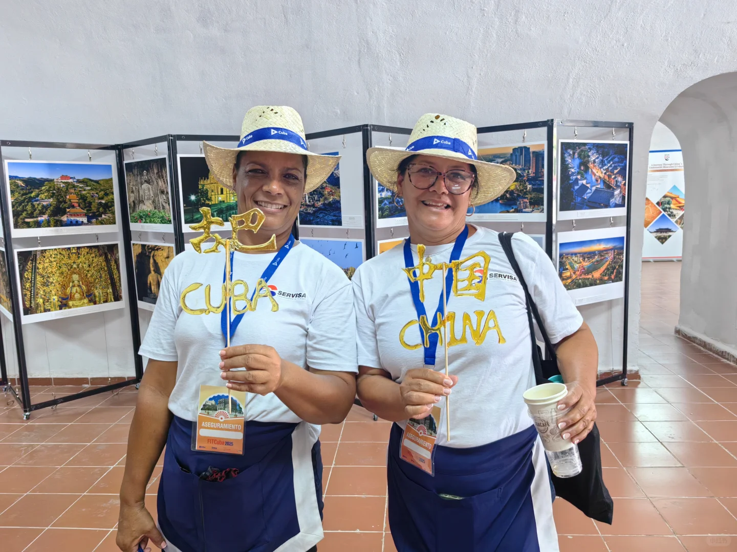 我在古巴表演中国糖画，与古巴总理合影