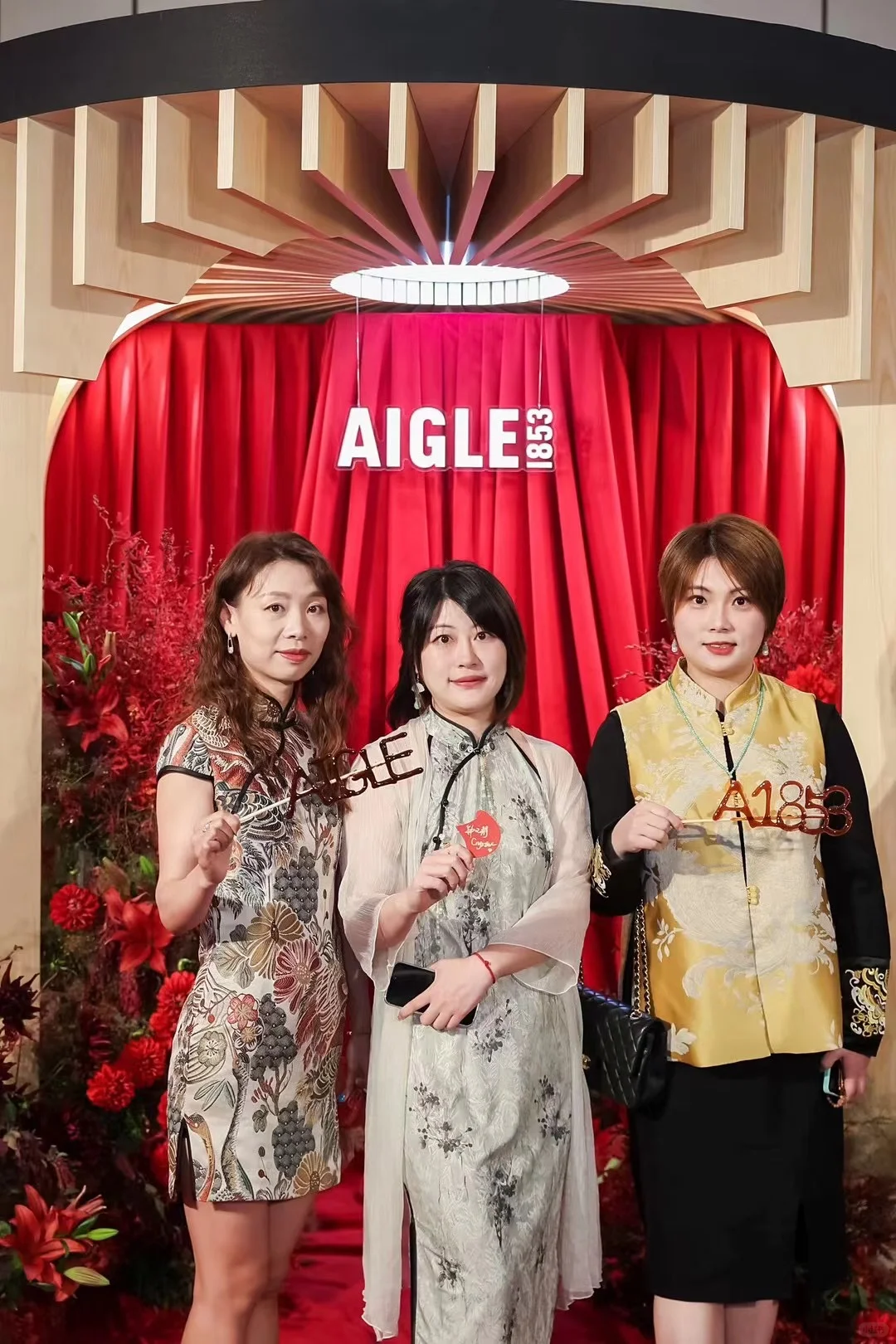 速来围观！全网最年轻的00后美女糖画师 ??