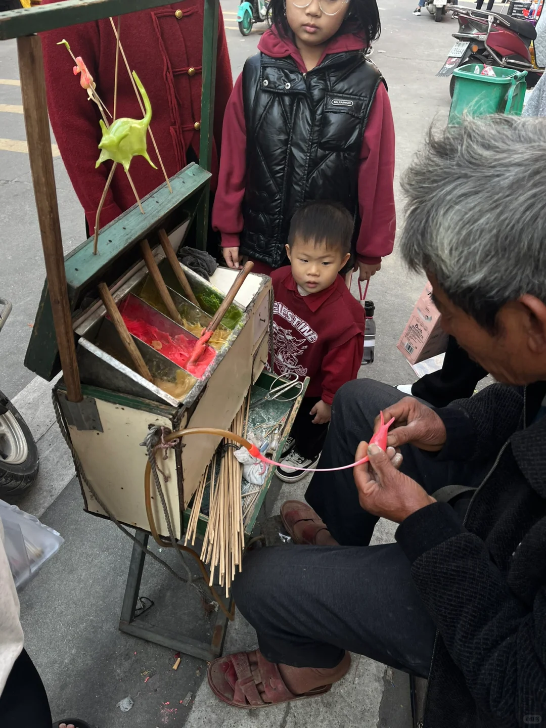 小时候的快乐，捏?糖人，好久没看见。