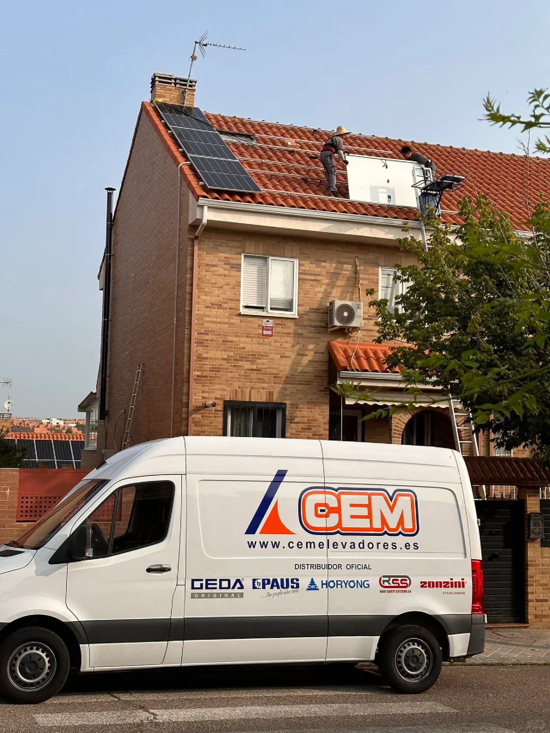 终于实现用电自由了安装上太阳能发电系统