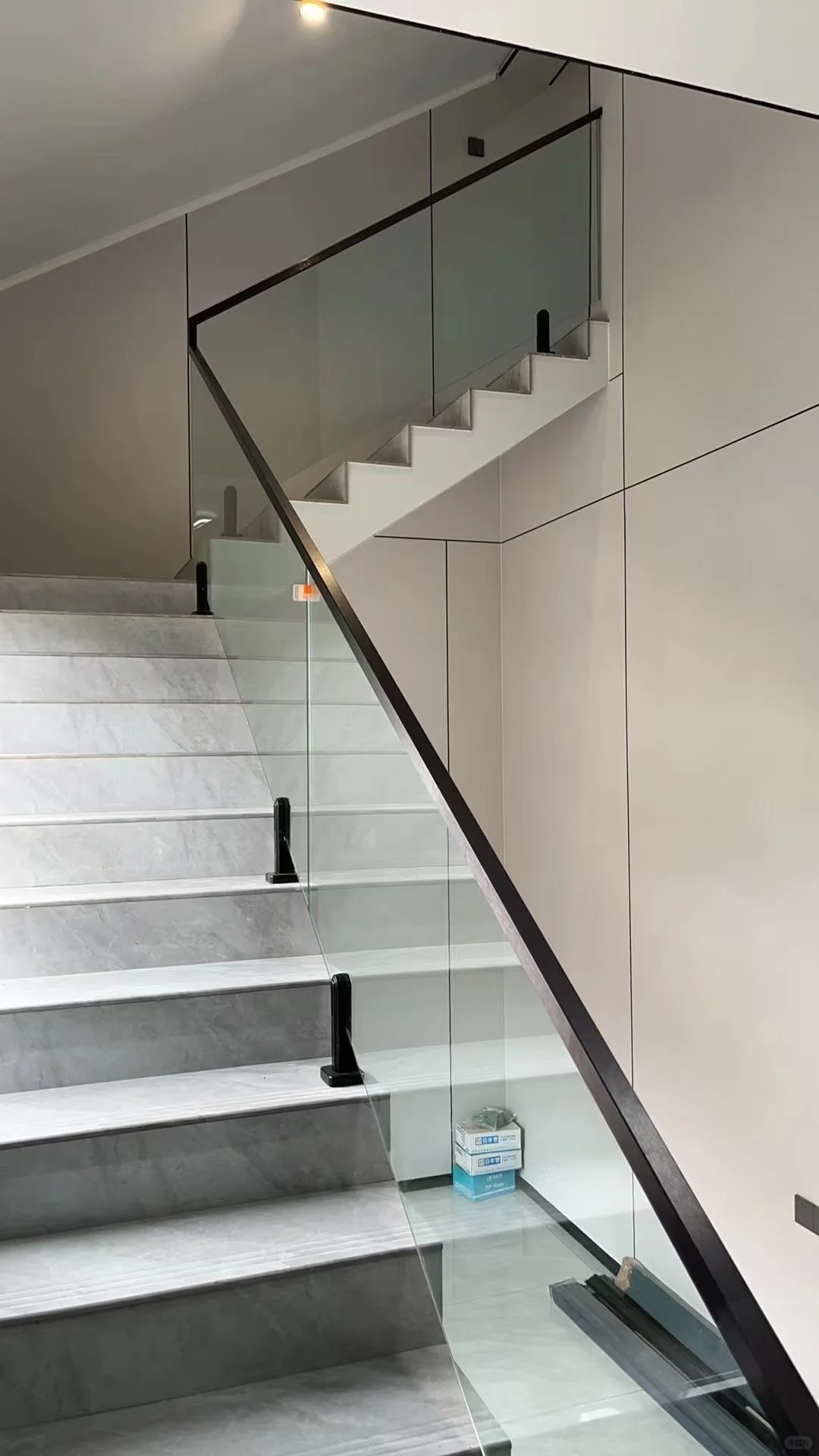 不锈钢底脚＋12毫米普白刚化玻璃＋实木扶手