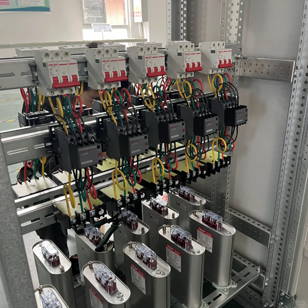 河南周口，电气设备！正在安装中！